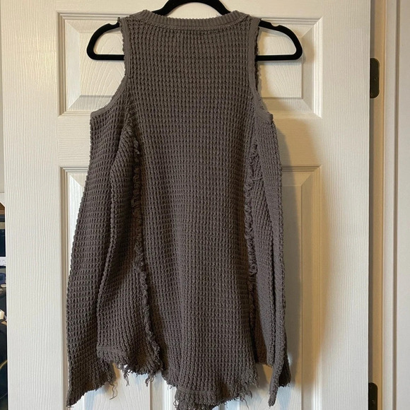 Elan High-Low Cold Shoulder Distressed Slouchy Sweater in Gray Size Small - Picture 4 of 7